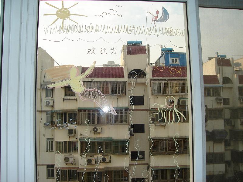 DSC01883.JPG - Brenda decorated a window welcoming us in our bedroom. 22 October 2009