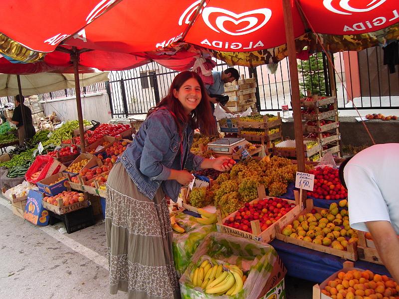 DSC01180.JPG - Brenda picking out fruit at the market. 14 July 2007