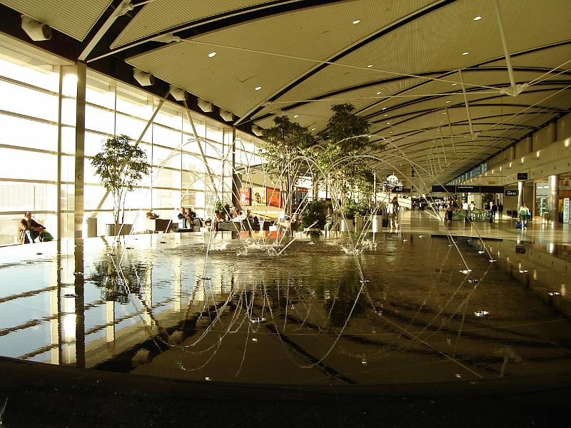 DSC02298.JPG - Photos cannot capture the very hypnotic arcs of water at the fountain in the Detroit airport. 15 April 2008