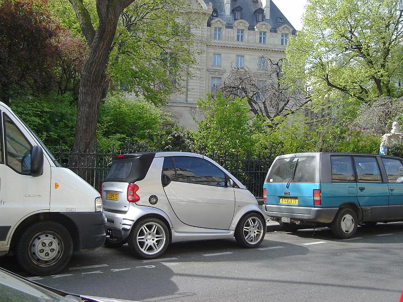 DSC02320.JPG - A smart car parked where only a smart car could be parked.  Paris. 17 April 2008