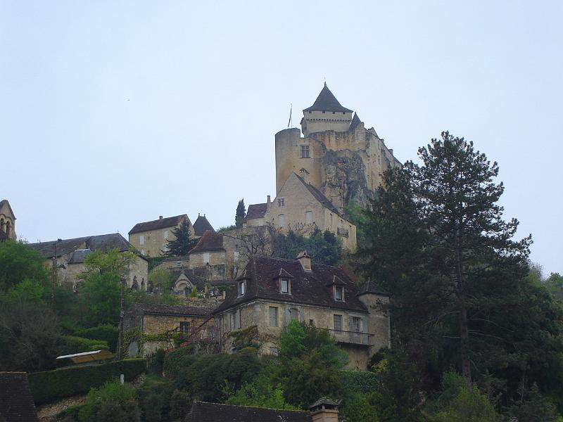 DSC02478.JPG - On the way to Sarlat and its market, we see the Château de Castelnaud at Castelnaud-la-Chapelle.  France 23 April 2008