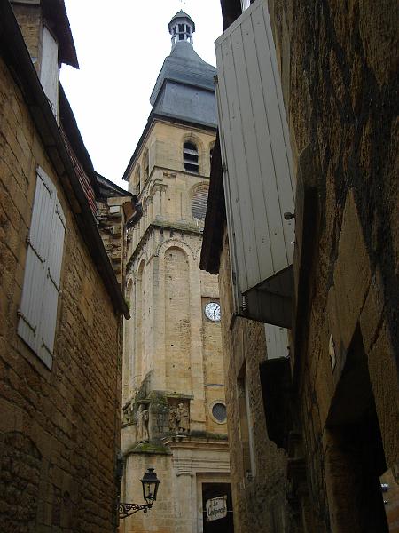 DSC02487.JPG - View of the bell tower of the Cathedral Saint Sacerdos de Sarlat.  France 23 April 2008