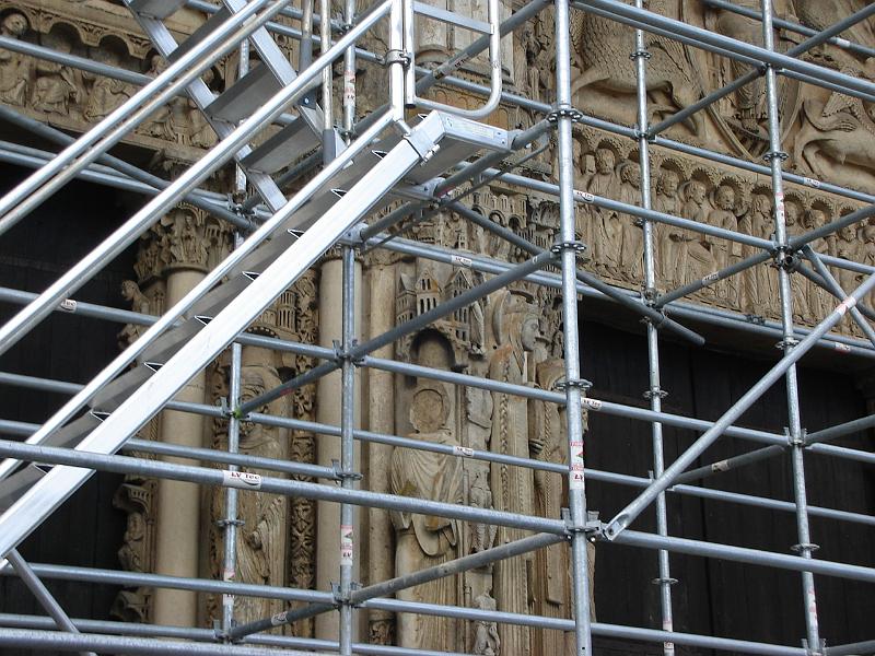 DSC02598.JPG - The Chartres High Maintenance Committee's idea of scaffolding.  Impressive. 25 April 2008