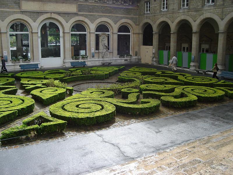 DSC02716.JPG - The gardens at our hotel: Hotel Hospitel Dieu.  Paris France 28 April 2008