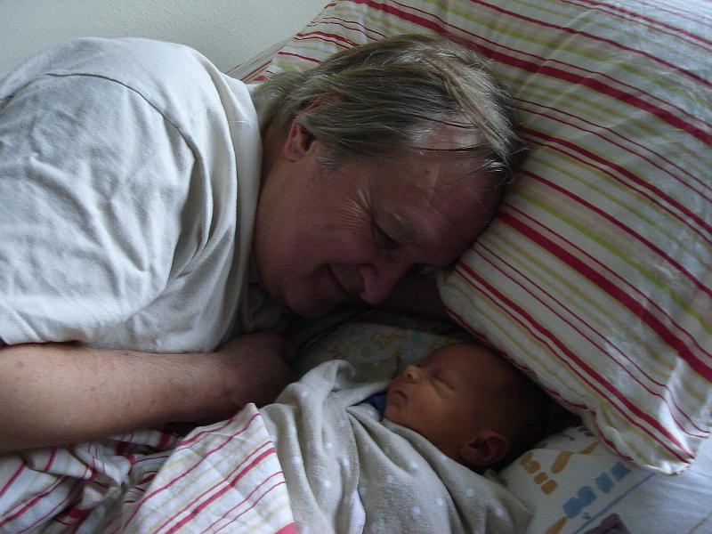 DSC01299.JPG - Sebastian and his grandpa. 20 July 2009