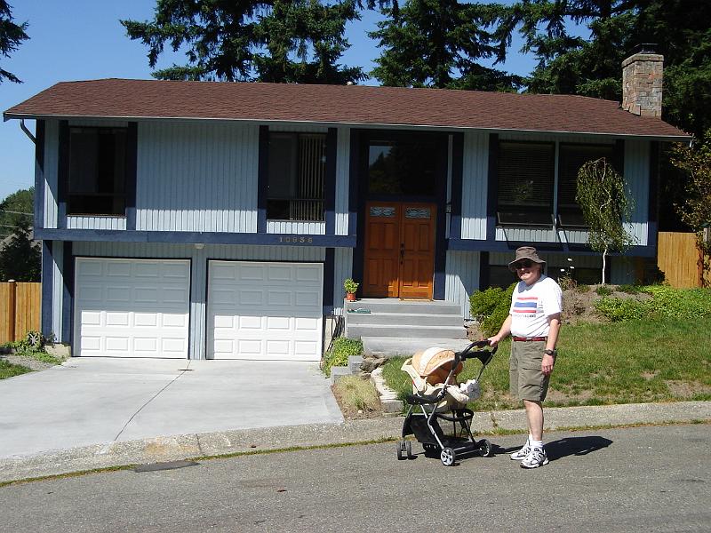 DSC01338.JPG - Sebastian and grandpa in front of Sebastian's home. 22 July 2009