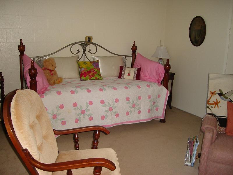 DSC01382.JPG - Ramona's new day bed in her new apartment. 8 August 2009