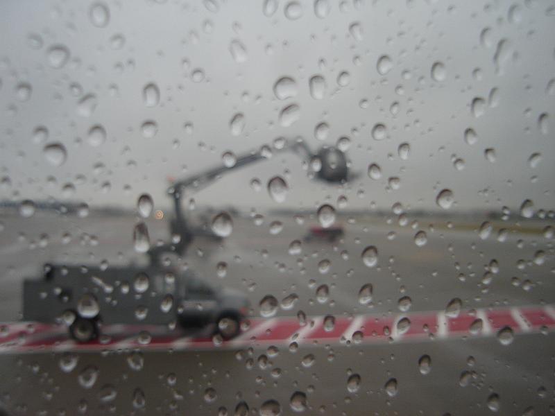 DSC01640.JPG - De-icing the plane in October in Minneapolis. 15 October 2009