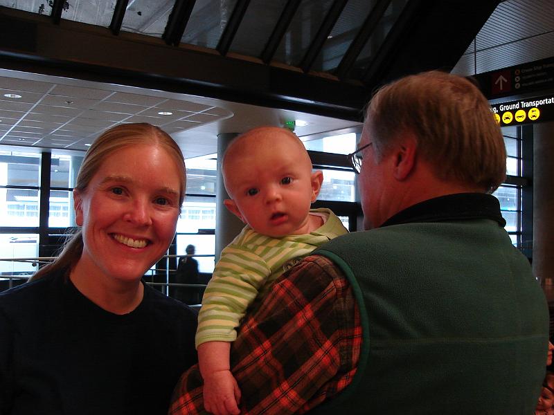 DSC01655.JPG - Gretchen, Sebastian, and Bill at SEATAC. 15 October 2009