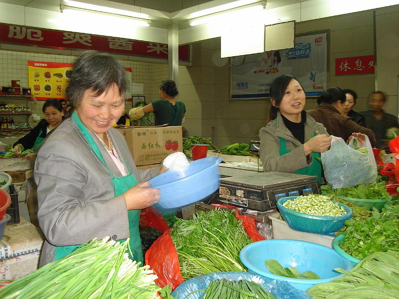 DSC01897.JPG - Brenda's favorite vegetable vendors. 22 October 2009