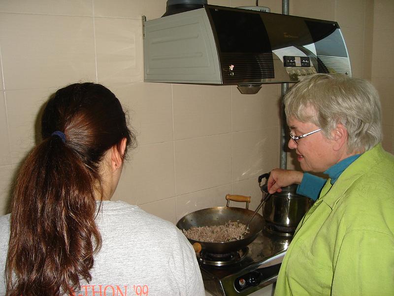 DSC01929.JPG - Judy helping with meal preparation, using the wok we brought from Matt. 22 October 2009