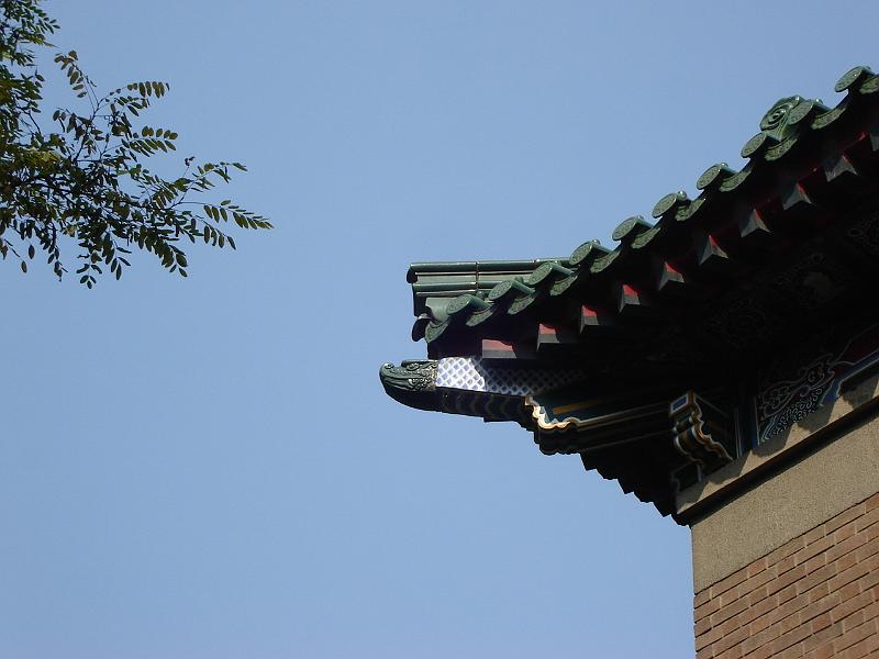 DSC01952.JPG - More roof details on the walk. 23 October 2009