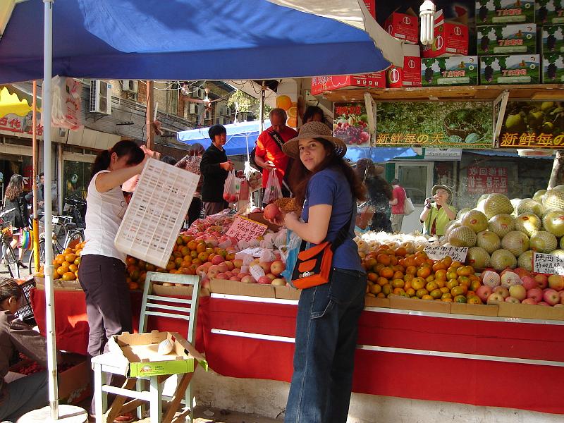 DSC02007.JPG - Buying fruit. 24 October 2009