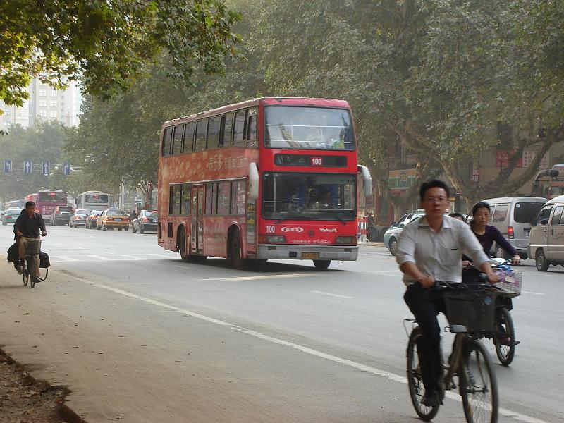 DSC02034.JPG - The #100 bus. 24 October 2009