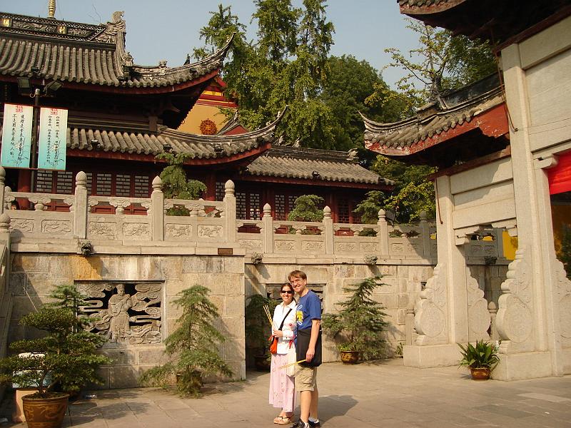 DSC02084.JPG - Andrew and Brenda in front of Jiming Temple. 25 October 2009