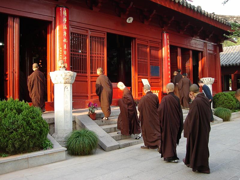 DSC02116.JPG - Entering the temple. 25 October 2009