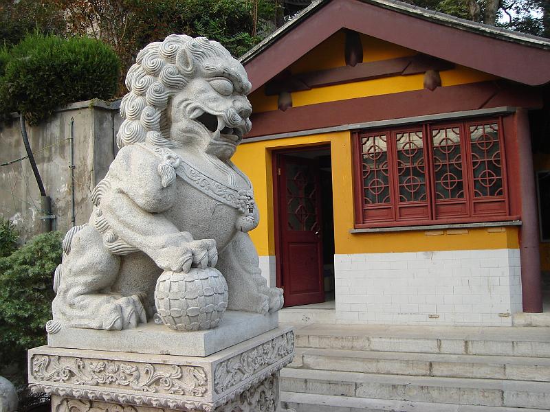 DSC02119.JPG - A lion at the entrance to the temple. 25 October 2009