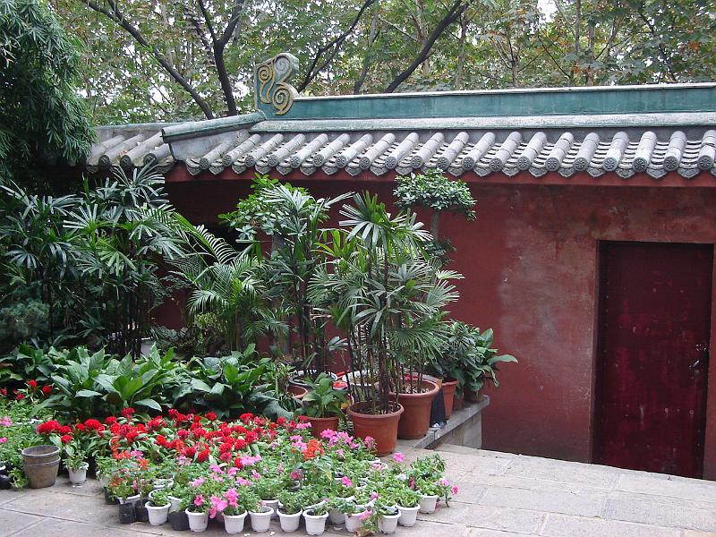 DSC02154.JPG - A building on the grounds of the Zhonglou. 27 October 2009