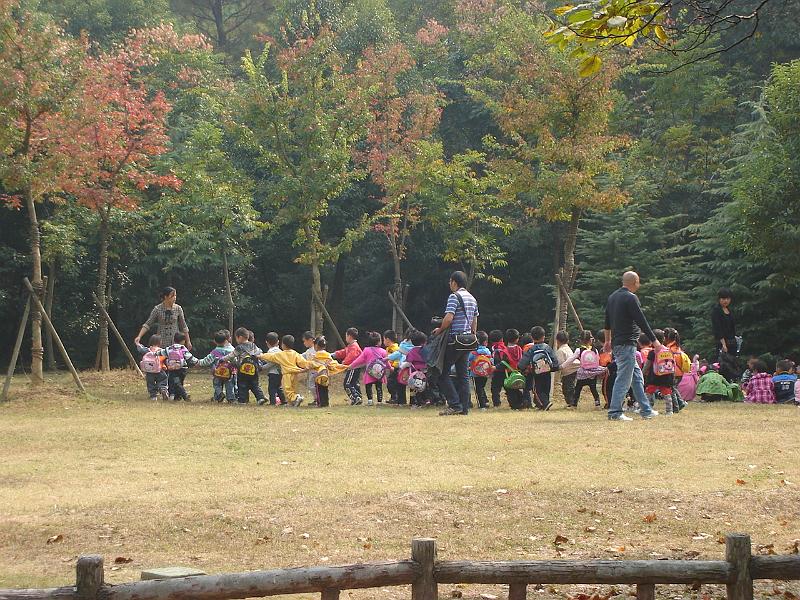 DSC02218.JPG - Children on an outing to Purple Flower Mountain. 28 October 2009