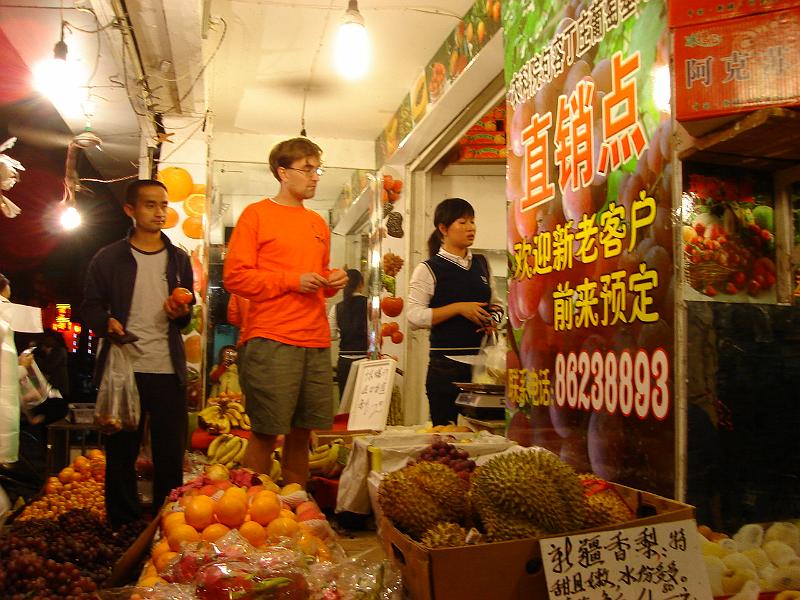 DSC02268.JPG - Andrew queuing up to buy fruit late at night in Nanjing. 28 October 2009