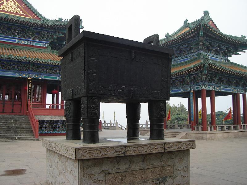 DSC02300.JPG - A bronze ding for burning incense or sacrifices. 30 October 2009