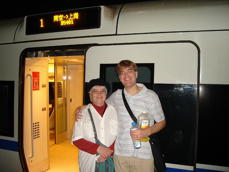 DSC02370.JPG - Judy and Andrew about to board train D5401 headed to Shanghai. 31 October 2009