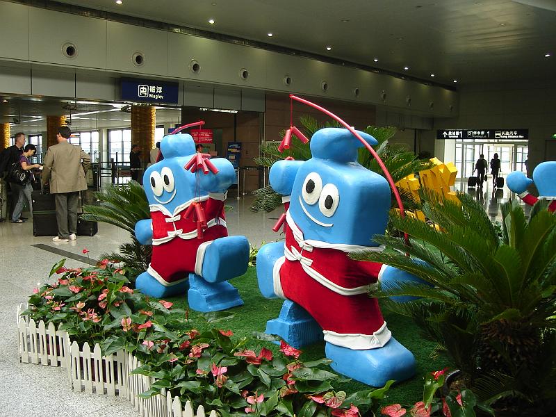 DSC02398.JPG - The Expo guy in the Shanghai airport decked out for Christmas. 31 October 2009