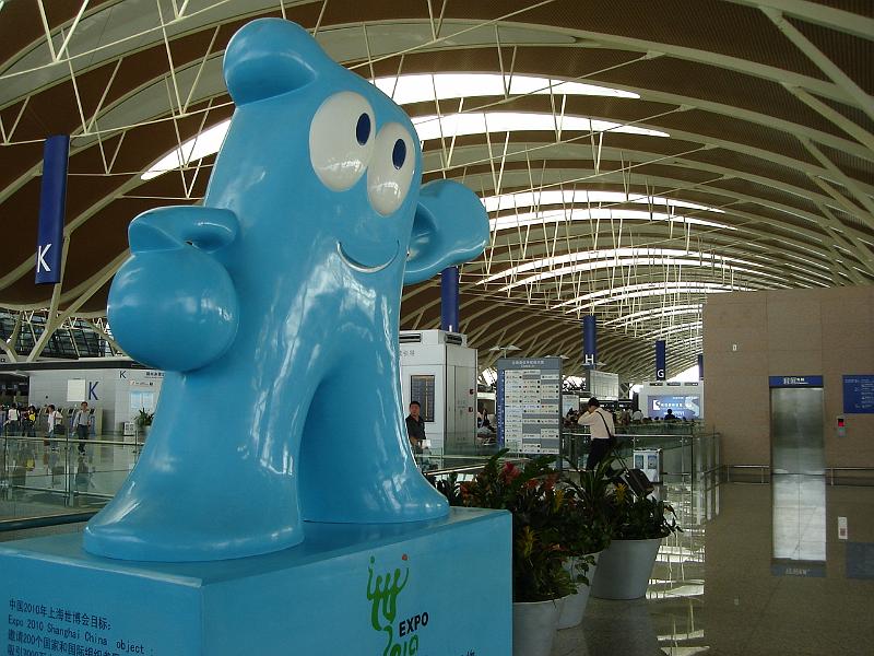 DSC02400.JPG - The Expo Guy in the terminal. 31 October 2009