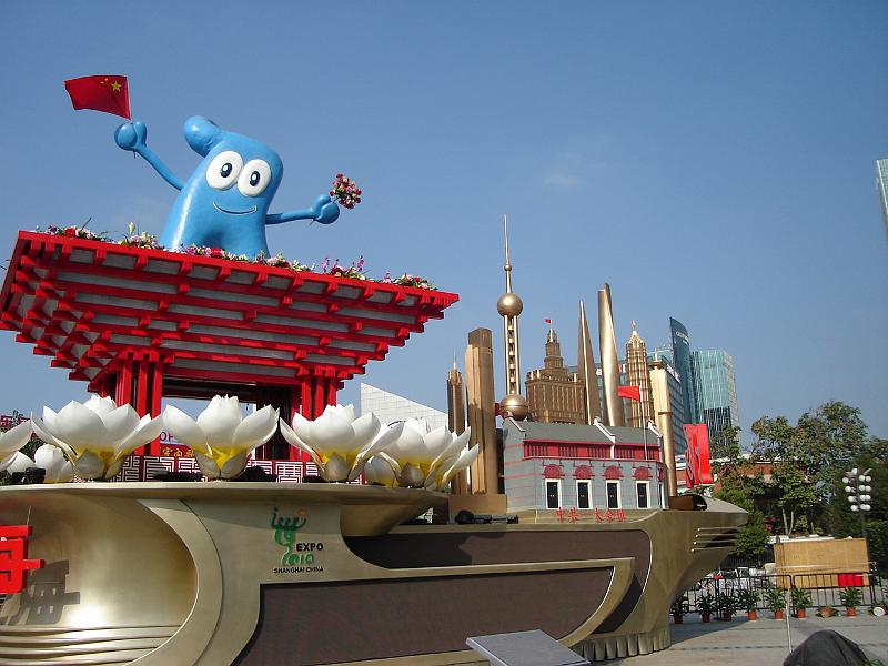 DSC02426.JPG - The Expo guy with a scale model of the Pudong area of Shanghai. 31 October 2009