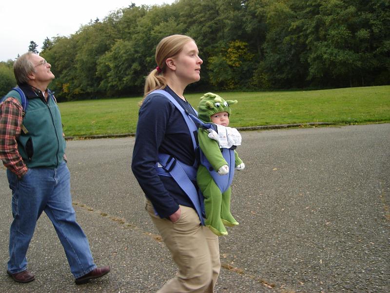 DSC02555.JPG - Bill, Gretchen, and Sebastian heading out to find the beaches of Puget Sound after a lunch at Noah's bagels on Queen Anne Hill.  After sitting on a dark airplane for nearly 11 hours, we need to stretch our legs. 2 November 2009