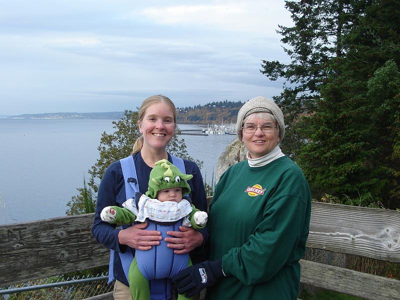 DSC02561.JPG - Gretchen, Sebastian, and Judy overlooking Puget Sound. 2 November 2009