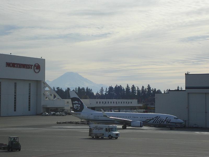 DSC02598.JPG - Mt. Rainier is out for our flight back to Madison. 3 November 2009