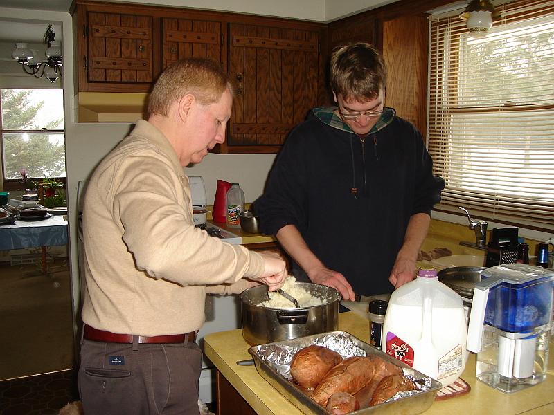 DSC02739.JPG - Ed and Andrew getting dinner ready. 30 December 2009
