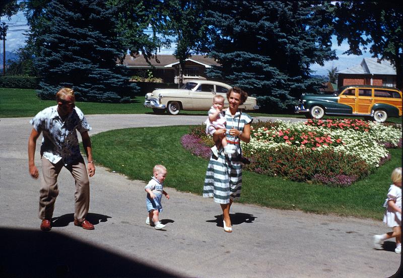 0270-twins-harvey.jpg - Harvey, (get him Harvey), Richard, Betty holding Judy, Marcia.  Denver