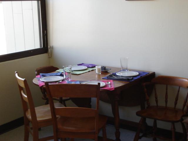 DSC00170.JPG - Table set for dinner. 25 February 2006