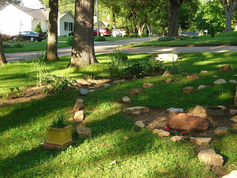 318.jpg - More landscaping has been added to the labyrinth. 13 June 2006