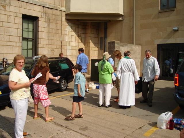 326.jpg - Folks packing up the cars, some going on the trip, some saying goodbye. 25 June 2006