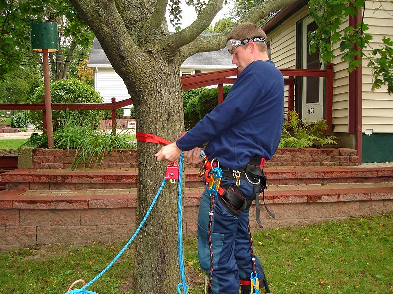 DSC00365.JPG - Nick locking down the ropes. 9 September 2006