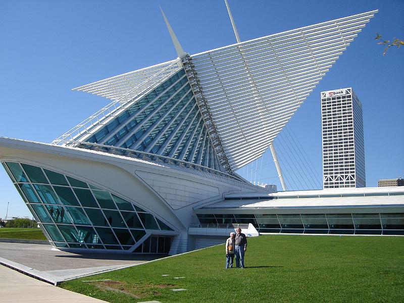 DSC00416.JPG - Ramona and Bill in front of the Milwaukee Art Museum. 25 September 2006