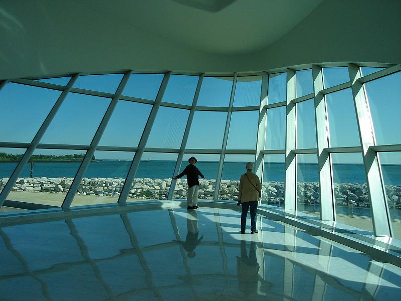 DSC00423.JPG - Judy and Ramona in the MAM looking out at Lake Michigan. 25 September 2006
