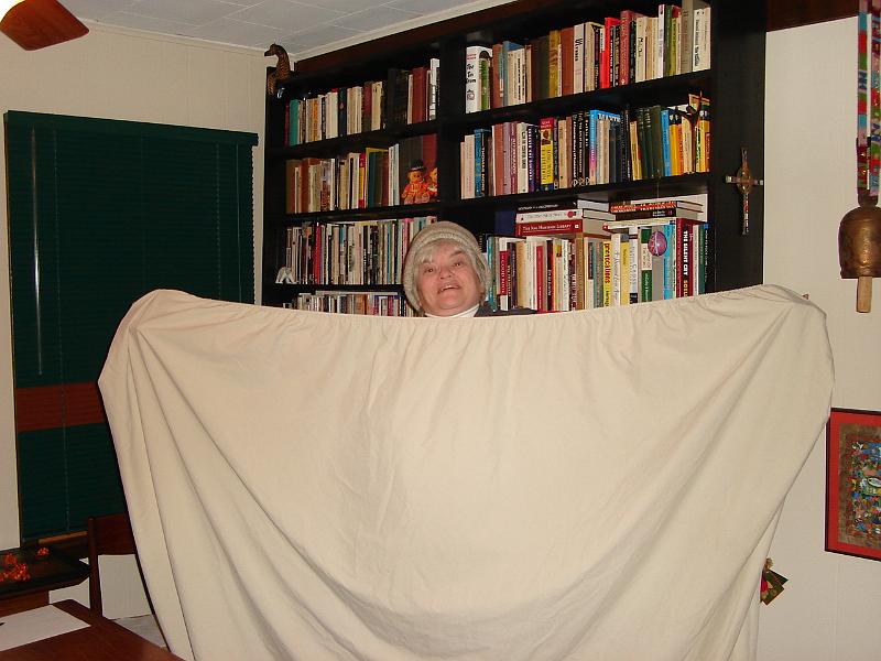 DSC00526.JPG - Judy showing Ramona how to fold a fitted sheet. 27 October 2006
