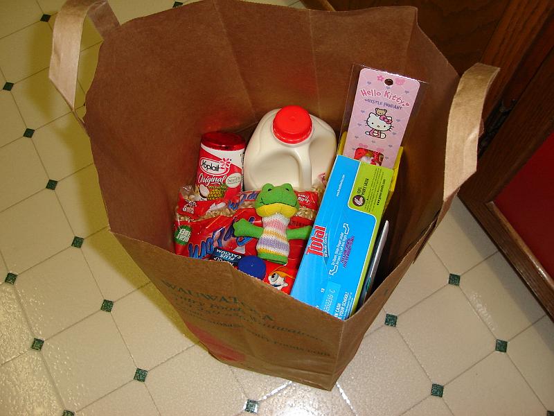 DSC00858.JPG - Looks like a cute frog and some Hello Kitty trinkets are included in our grocery bag. 13 April 2007