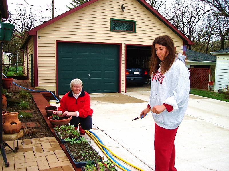 DSC00862_00.JPG - Judy and Brenda planting some seedlings brought by Brenda from Urbana. 26 April 2007