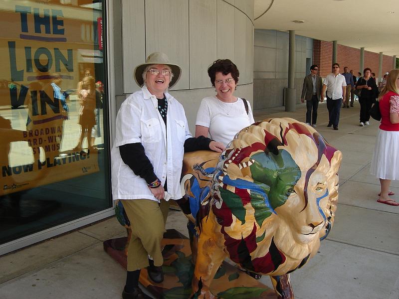 DSC00933.JPG - Judy and Mary with a lion. 9 June 2007