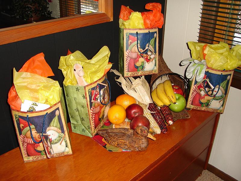 DSC02080.JPG - The "Thanksgiving Turkey" left gifts for the visitors. 22 November 2007