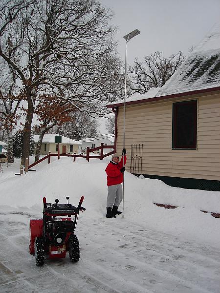 DSC02191.JPG - Thor and Judy with roof rake. 29 December 2007