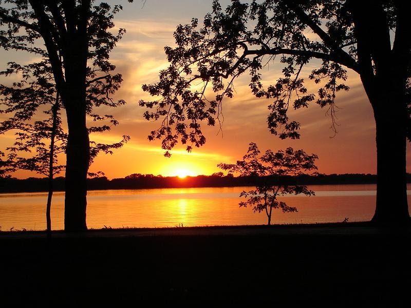 DSC02873.JPG - Sunset on Lake Winnebago.  Jesuit Retreat House.  Oshkosh Wisconsin 28 May 2008