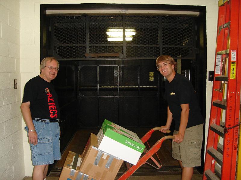 DSC00216.JPG - Bill and Andrew moving some very heavy boxes of books to be stored at Judy and Bill's for a couple years while Andrew and Brenda are in China.  UIUC 15 August 2008