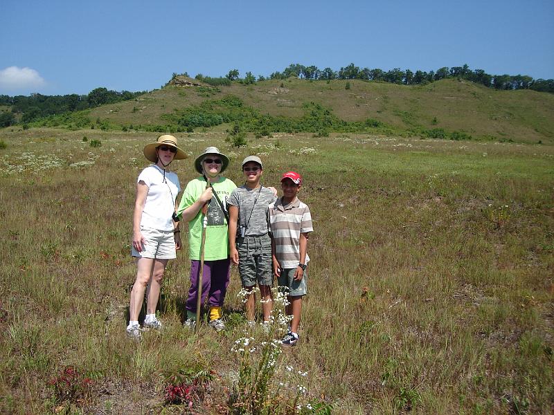 DSC00229.JPG - Cindy, Judy, Guanshan, and Kavi, making good use of his gorilla pod, at the Spring Green Preserve, the Wisconsin Desert. 20 August 2008