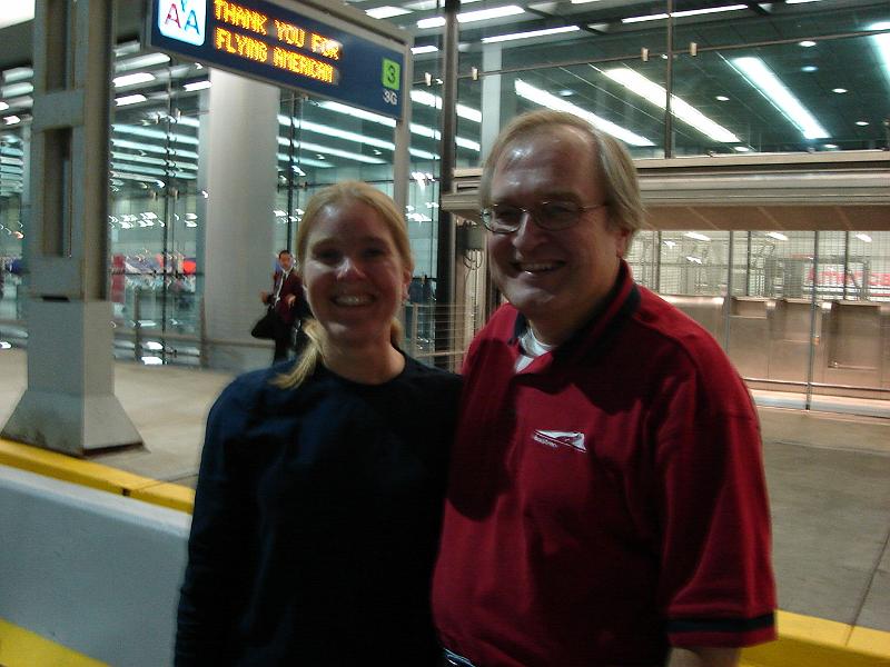 DSC00480.JPG - Gretchen and Bill at O'Hare - Gretchen and Matt arrived by air, Judy and Bill arrived by car. 3 November 2008